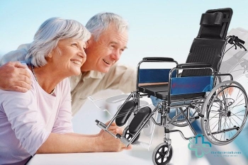 Chia sẻ kinh nghiệm mua xe lăn cho người già